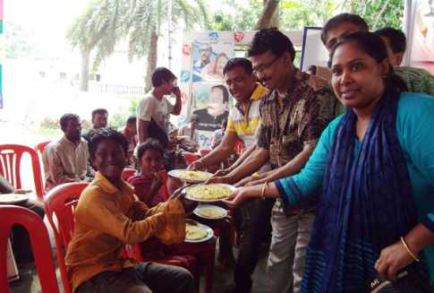 ঢাকায় নির্বাচন আর খিচুড়ি বিতরণ মুন্সীগঞ্জে